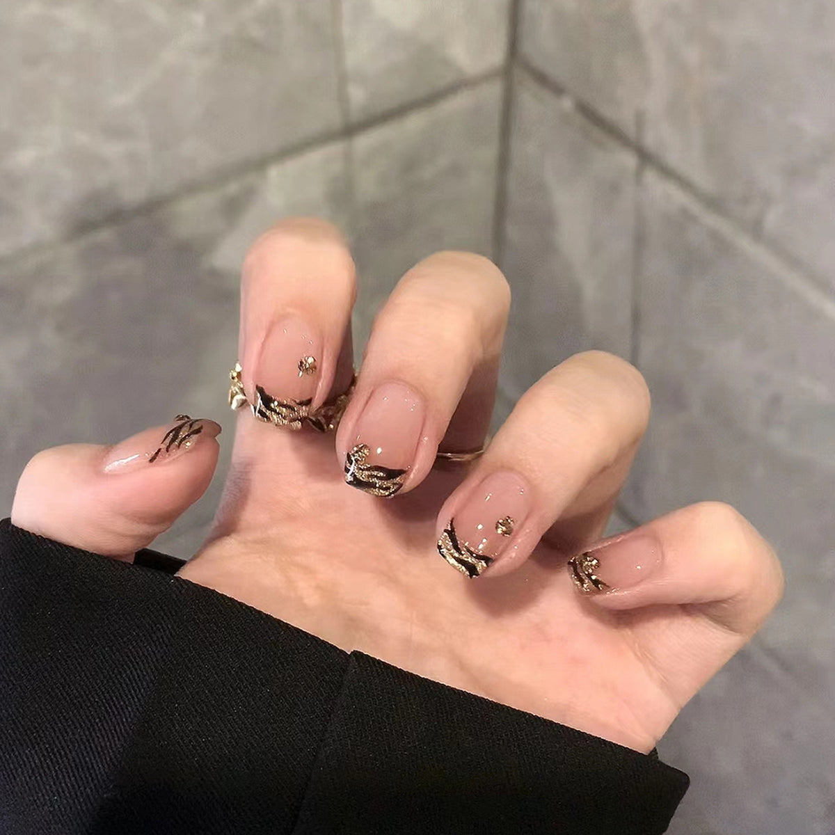 Sable Vine press-on nail style